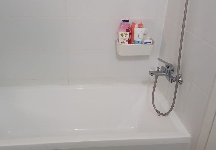 How to Clean a Bathtub With a Dryer Sheet for a Sparkling Finish!
