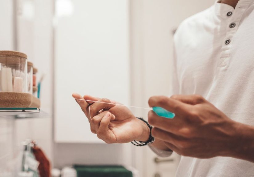 How to Floss Properly: Step-by-Step Guide to Flossing Teeth