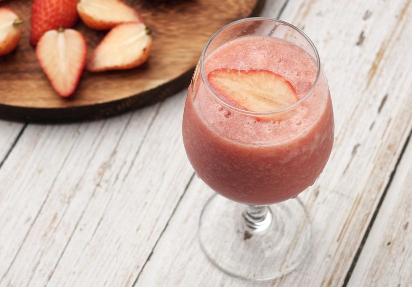 How to Make a Simple Strawberry Smoothie: 8 Steps