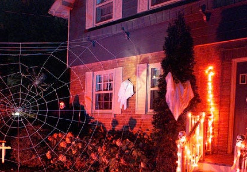 10 Tips For Hanging Halloween Decorations