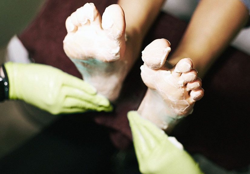 Is dyshidrotic eczema contagious? Causes and duration