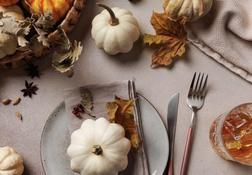 4 Simple Tricks Designers Use for a Stunning Thanksgiving Table