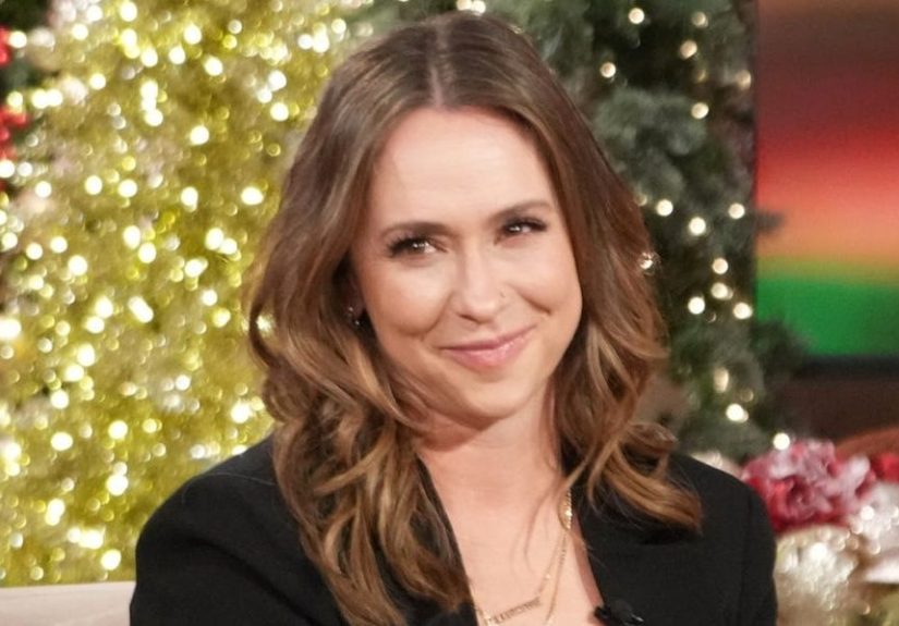 ‘9-1-1’ Star Jennifer Love Hewitt Teases Major Career News