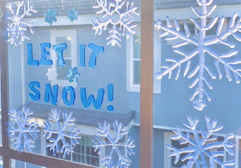 How to Make Snowflake Decorations With Hot Glue