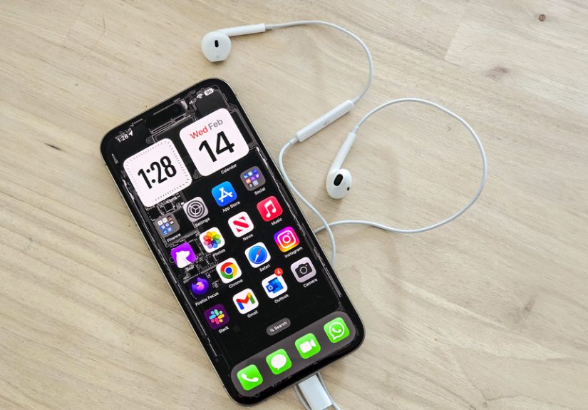 Why I Still Choose Wired Earbuds Over AirPods in 2025