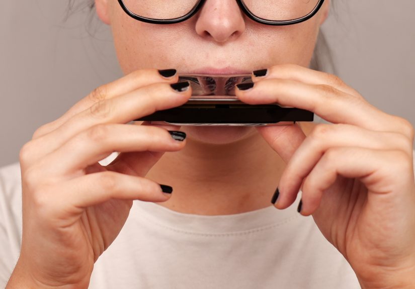 5 Ways to Play a Harmonica