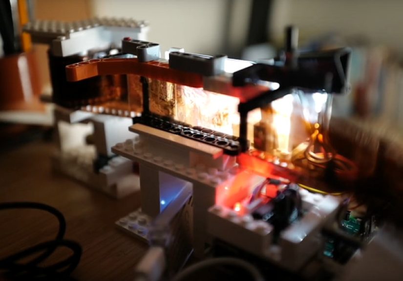 Still Got Film To Scan? This Lego And Raspberry Pi Scanner Is For You